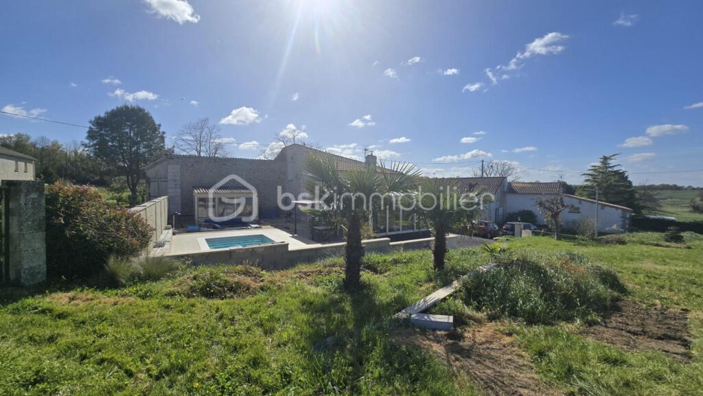 Maison en pierre avec 100m2 de dépendances – 7 pièces – 3 chambres – 172 m²