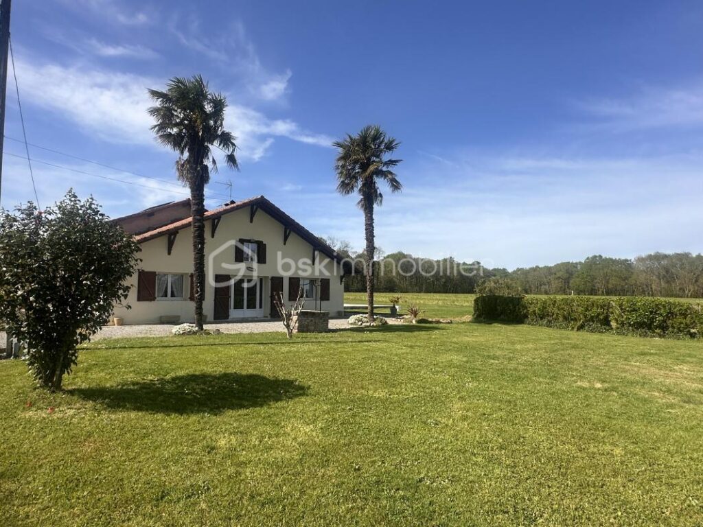 **Maison landaise de caractère avec piscine et parc arboré – Fort potentiel** – 5 pièces – 4 chambres – 164 m²