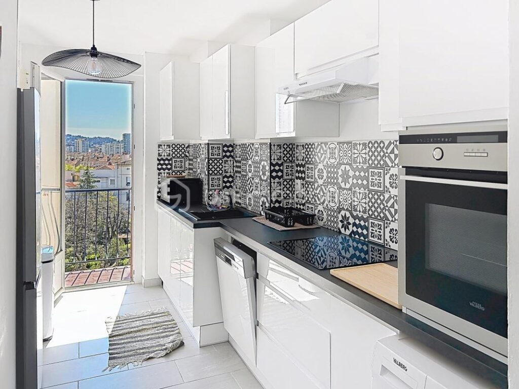 T3 TRAVERSANT AVEC BALCONS – 3 pièces – 2 chambres – 69 m²