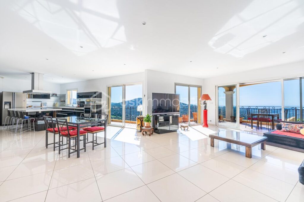 Belle propriété de 230 m² avec vue mer panoramique sur les îles d&rsquo;or – Piscine et ascenseur – 6 pièces – 4 chambres – 230 m²