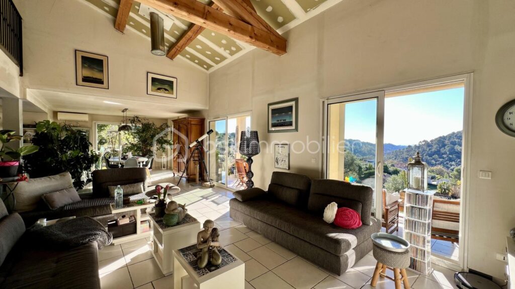 COUP DE CŒUR pour une villa individuelle à Vence Sud. Vue mer. Terrain piscinable – 4 pièces – 3 chambres – 135 m²