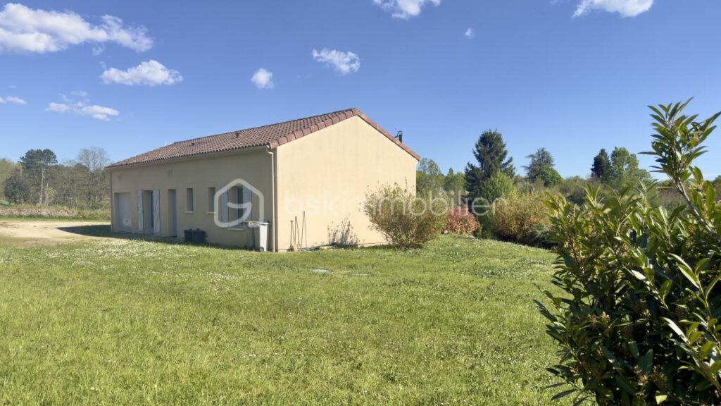 Maison contemporaine de plain-pied – Lumineuse – Grand terrain – 4 pièces – 3 chambres – 89 m²