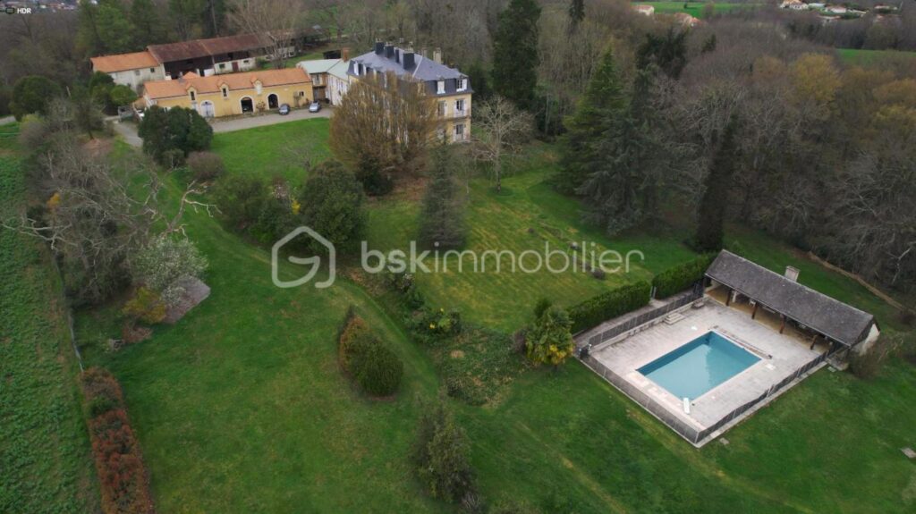 Domaine de charme sur les côteaux Est de Tarbes – NR pièces – NR chambres – 720 m²
