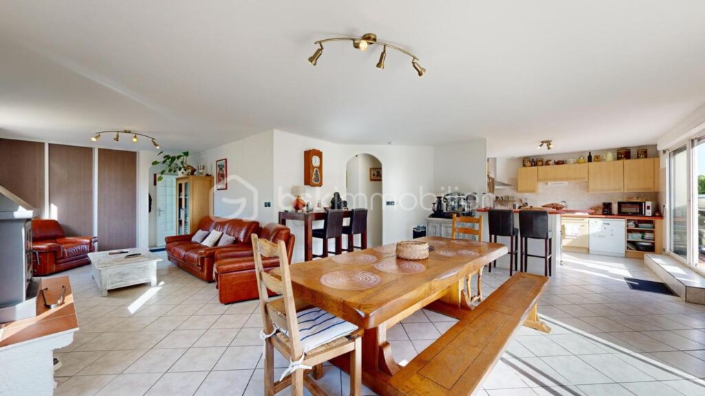 Maison 6 pièces avec piscine implantée sur une grande parcelle arborée – 6 pièces – 4 chambres – 180 m²