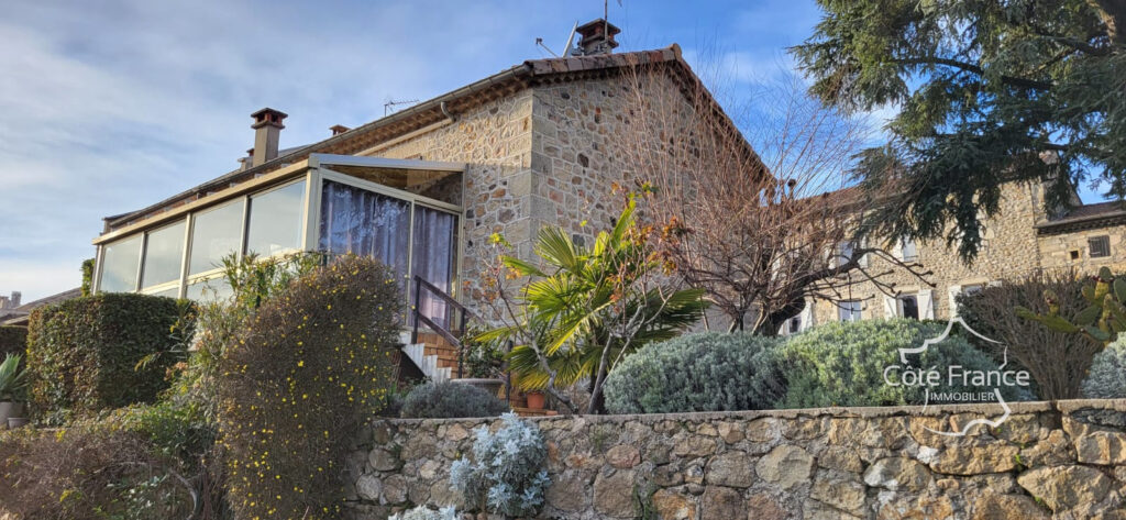 Maison de village rénovée avec dépendances et terrain attena – 6 pièces – 3 chambres – 105 m²