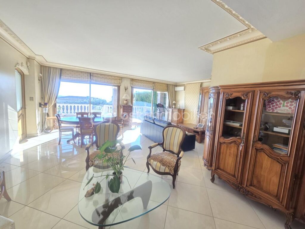 Villa de standing avec piscine à débordement et appartement indépendant – Bouzigues – 5 pièces – 4 chambres – 250 m²