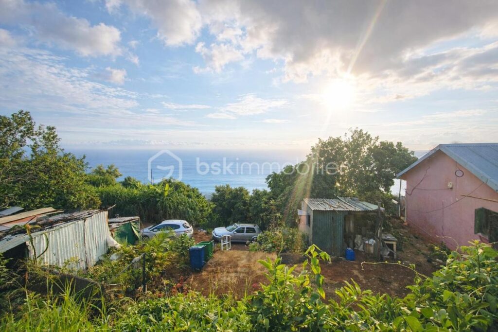 🌴 **RARE – TERRAIN PLAT AVEC VUE MER – SAINT-LEU** 🌊 – NR pièces – NR chambres – 1070 m²