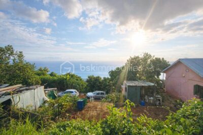 🌴 **RARE – TERRAIN PLAT AVEC VUE MER – SAINT-LEU** 🌊 – NR pièces – NR chambres – 1070 m²
