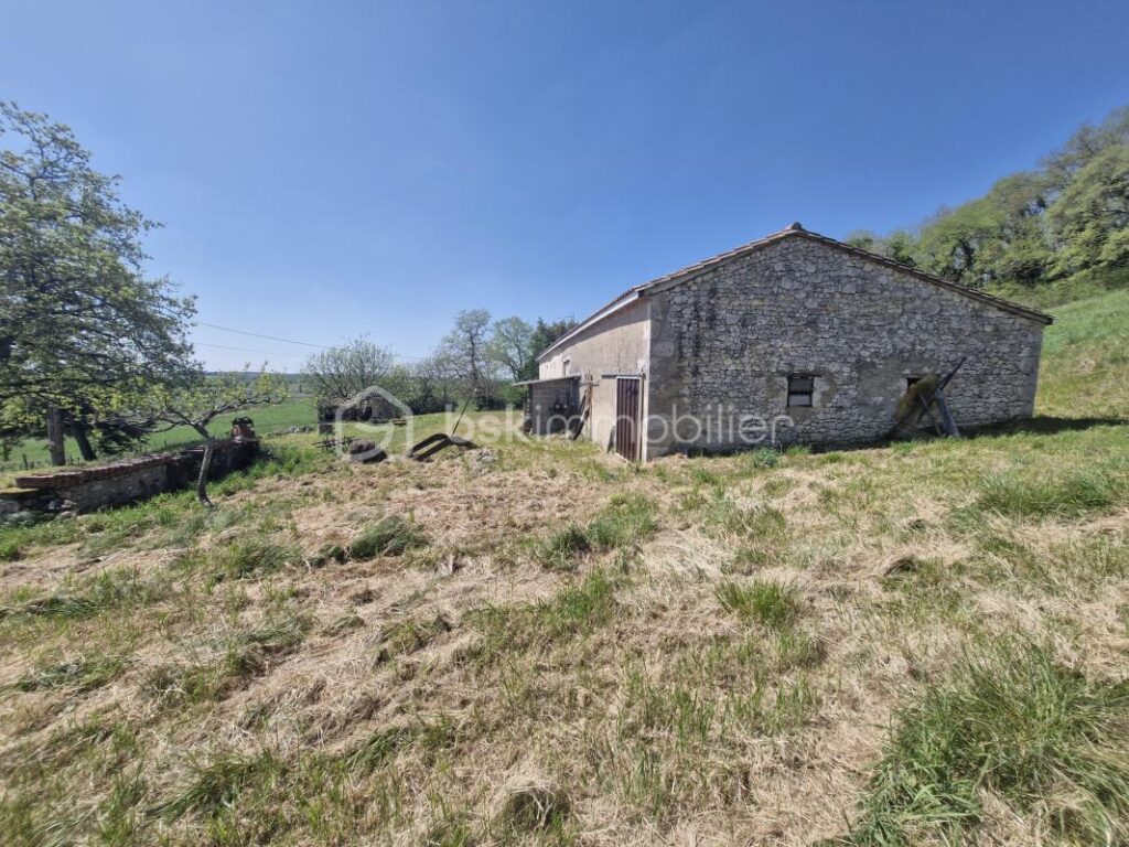 Belle maison en pierre à rénover de 150m2 avec deux dépendances de 100m2 et terrain de 47 hectares – 4 pièces – 2 chambres – 150 m²