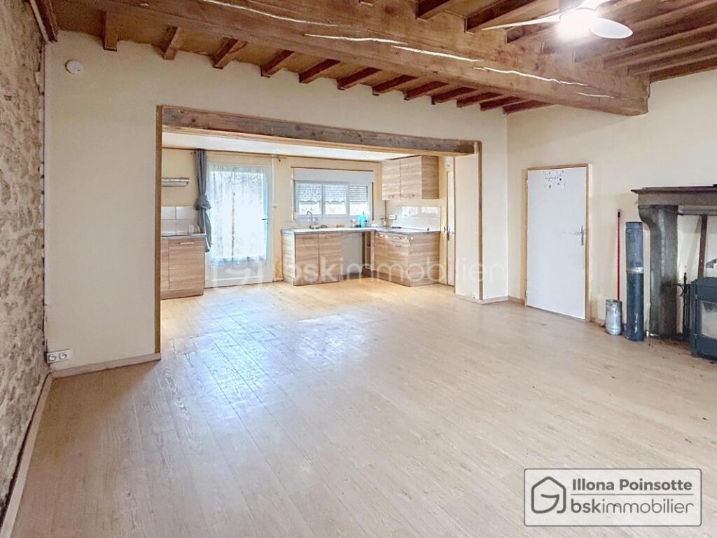 Maison avec dépendances et 1 hectare de terrain – 5 pièces – 4 chambres – 100 m²