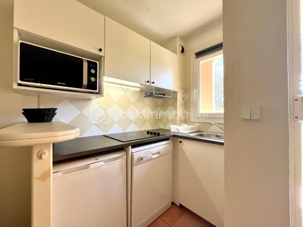 Mandelieu-la-Napoule – Studio 24,50 m² avec coin nuit – Résidence avec piscine – Proche plages – 1 pièce – NR chambres – 24 m²