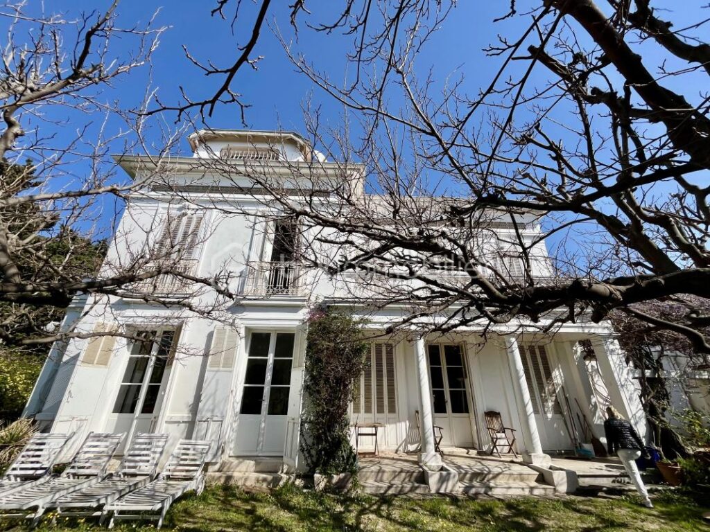 Centre de Saint-Raphaël – Élégante propriété de caractère des années 1930, vue mer sur un emplacement d’exception – 11 pièces – 5 chambres – 320 m²