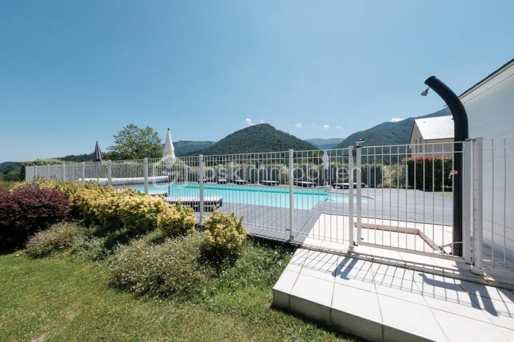 ENSEMBLE IMMOBILIER – 2 MAISONS FAMILIALES + 2 DÉPENDANCES AMÉNAGÉES – VUE PYRÉNÉES – TERRAIN 4500M² – 10 MN LOURDES – 16 pièces – 12 chambres – 410 m²