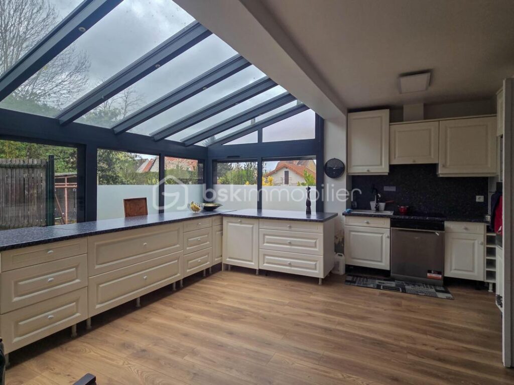 Boissy-Saint-Léger Appartement 5 pièces – rez-de-chaussée avec jardin sans vis-à-vis lumineux – trois places de parking sous-sol sans charges de copropriété plein sud – – 5 pièces – 3 chambres – 108 m²