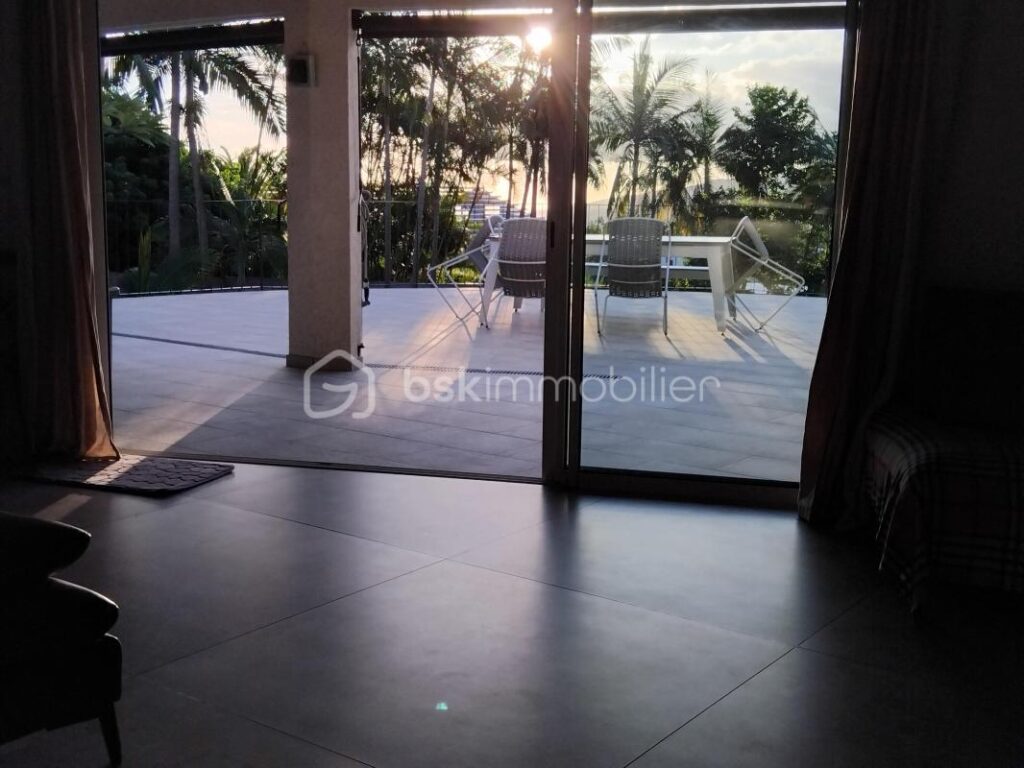 Villa d’architecte moderne de 295 m² : un véritable HAVRE DE PAIX dans le sud de la Réunion ! – 7 pièces – 5 chambres – 295 m²