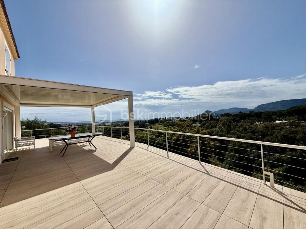 Coup de coeur à Mandelieu, maison vue mer et terrasse panoramique de 125m2 – 4 pièces – 3 chambres – 97 m²