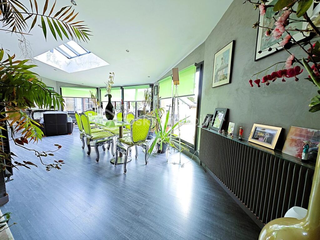 À 10 minutes de RAMBOUILLET, propriété de 220m²habitable sur terrain de 940m² avec une magnifique piscine de 5 M par 10 M – 4 pièces – 3 chambres – 171 m²