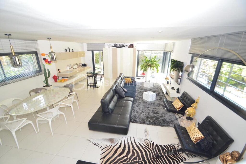 Belle villa avec jardin, garage et piscine – 5 pièces – 3 chambres – 180 m²