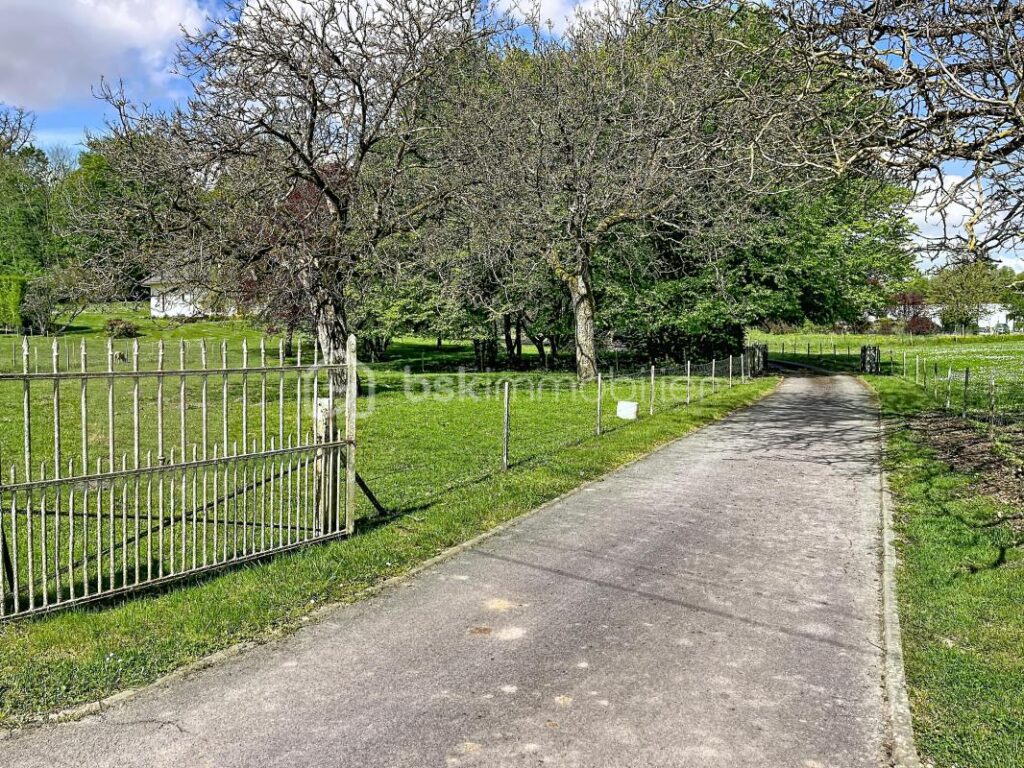 PAVILLON SUR SOUS SOL COMPLET – 8 pièces – 4 chambres – 178 m²