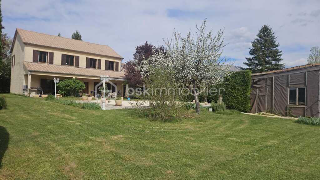 Maison 5 chambres 215 m² piscine et terrain – 6 pièces – 5 chambres – 215 m²