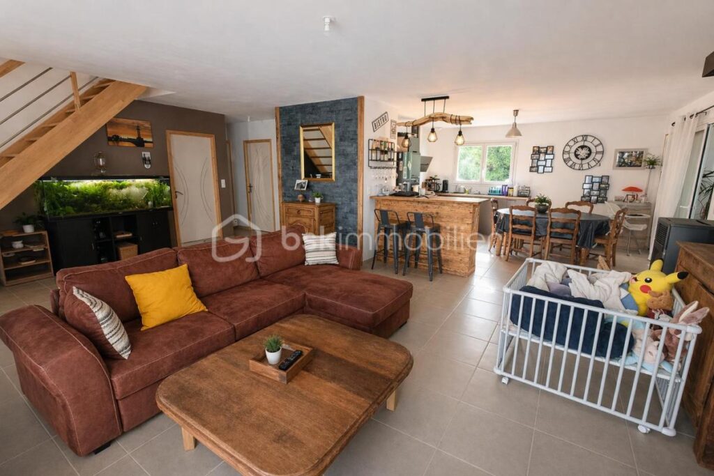 NOUVEAUTÉ sur la commune du VAL SAINT PERE ! – 6 pièces – 3 chambres – 121 m²