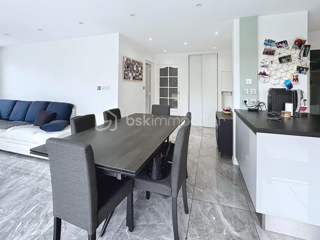 Appartement de 83 m2 avec terrasse – 4 pièces – 3 chambres – 82 m²