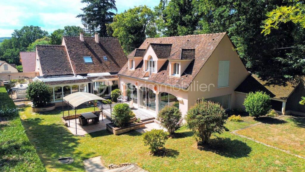 Au calme, grande maison familiale 6 ch av jardin clos arboré, terrasse et piscine couverte – 15 pièces – 6 chambres – 390 m²