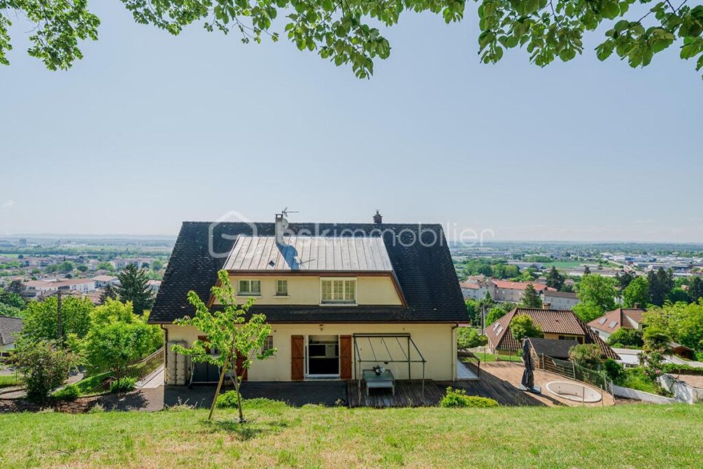 MAISON FAMILIALE AVEC VUE DÉGAGÉE, AU CALME DANS UN CADRE EXCEPTIONNEL PROCHE COMMODITÉS – 8 pièces – 5 chambres – 241 m²