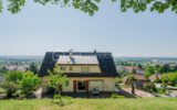 MAISON FAMILIALE AVEC VUE DÉGAGÉE, AU CALME DANS UN CADRE EXCEPTIONNEL PROCHE COMMODITÉS – 8 pièces – 5 chambres – 241 m²