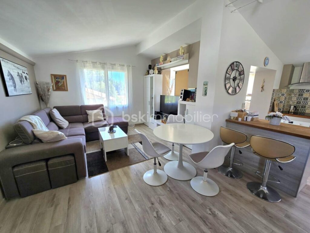A Villeneuve-Loubet – Appartement 3 pièces atypique avec jardin de 200 m² et aperçu mer – 3 pièces – 2 chambres – 63 m²