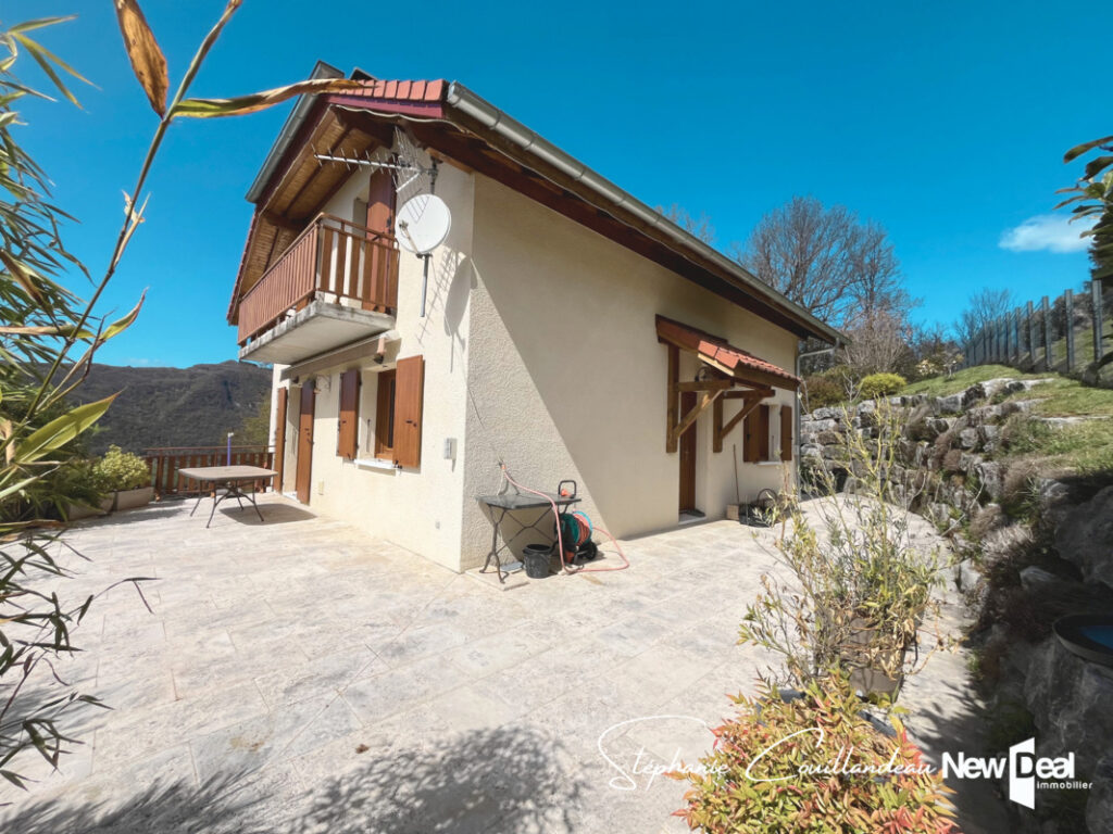 Jolie maison en parfait état avec grand terrain, piscine et belle vue lac à Grésy sur Aix – 5 pièces – 4 chambres – 119 m²