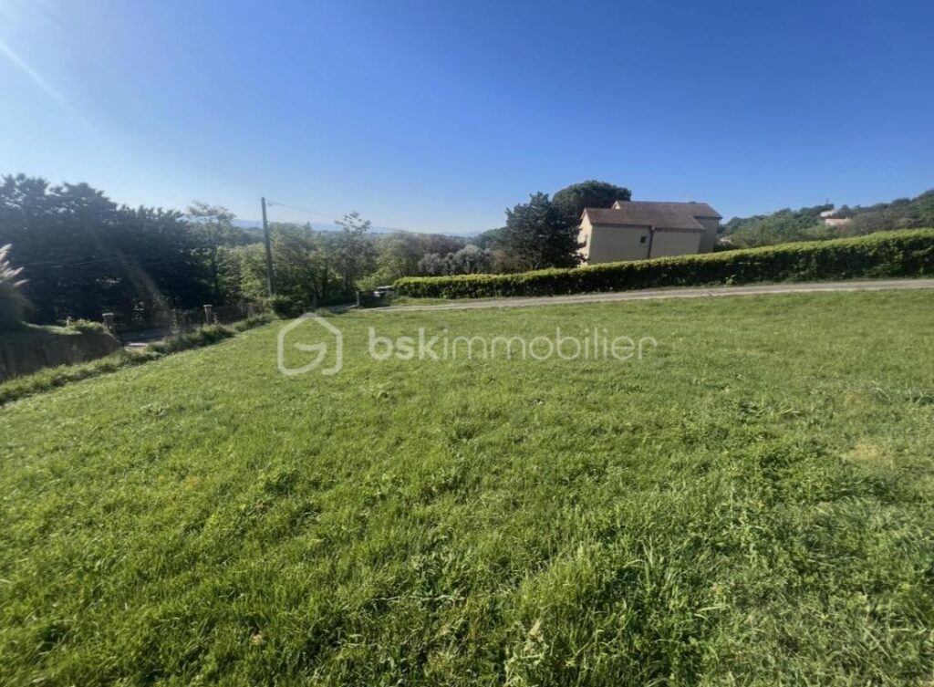 Terrain constructible Rochemaure (07) – NR pièces – NR chambres – 842 m²