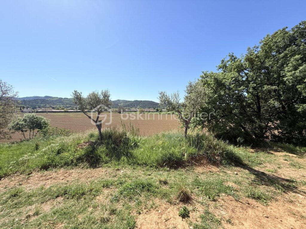 À VENDRE VILLA MODERNE 89M2 – 3 CHAMBRES + GARAGE – SUR 750 M2 DE TERRAIN À GRÉOUX LES BAINS – 4 pièces – 3 chambres – 88 m²
