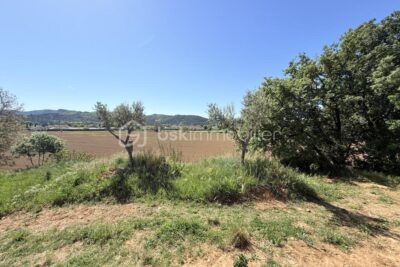 À VENDRE VILLA MODERNE 89M2 – 3 CHAMBRES + GARAGE – SUR 750 M2 DE TERRAIN À GRÉOUX LES BAINS – 4 pièces – 3 chambres – 88 m²