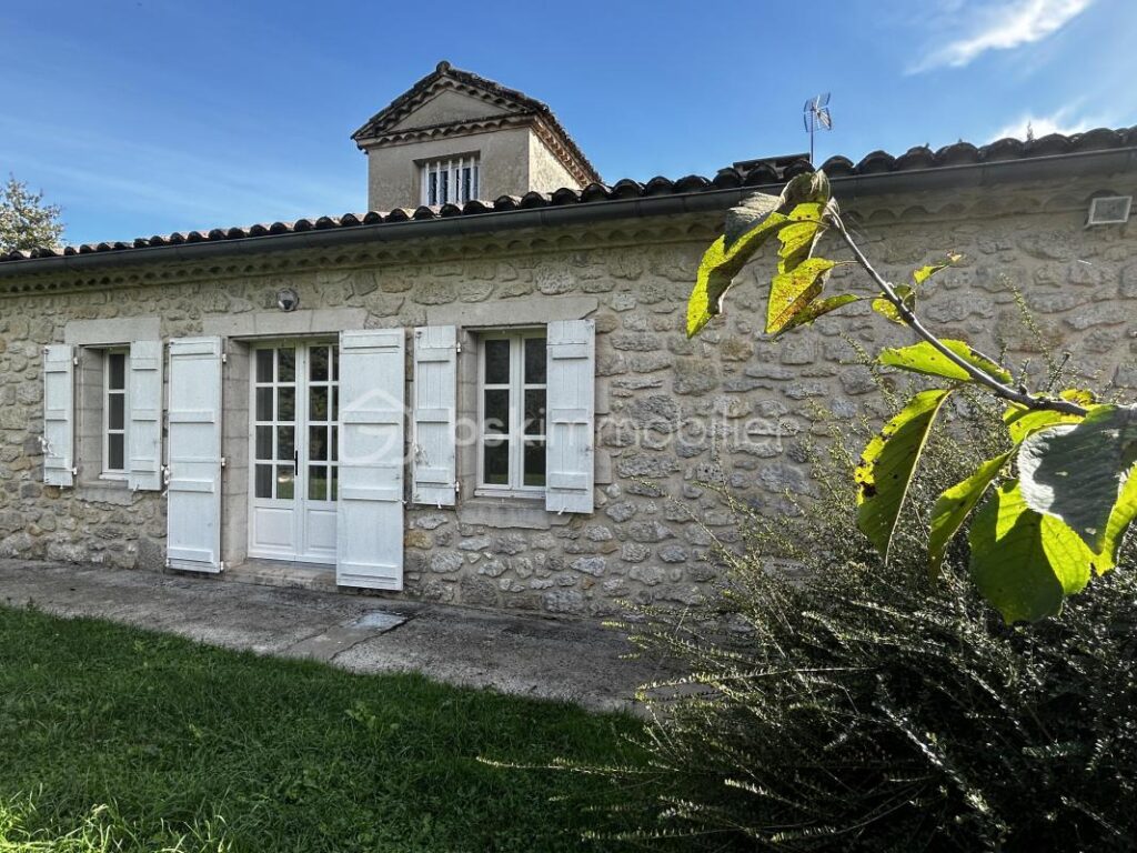SUPERBE PROPRIETE EN PIERRES – PISCINE – TERRAIN – DEPENDANCE- CACHET – 7 pièces – 4 chambres – 332 m²