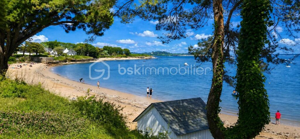 AMBON / TERRAIN CONSTRUCTIBLE / VUE MER / 200 M DE LA PLAGE – NR pièces – NR chambres – 4740 m²