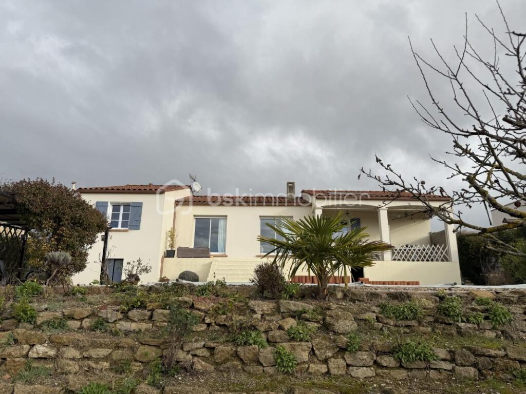 Maison sur la colline – 5 pièces – 4 chambres – 122 m²