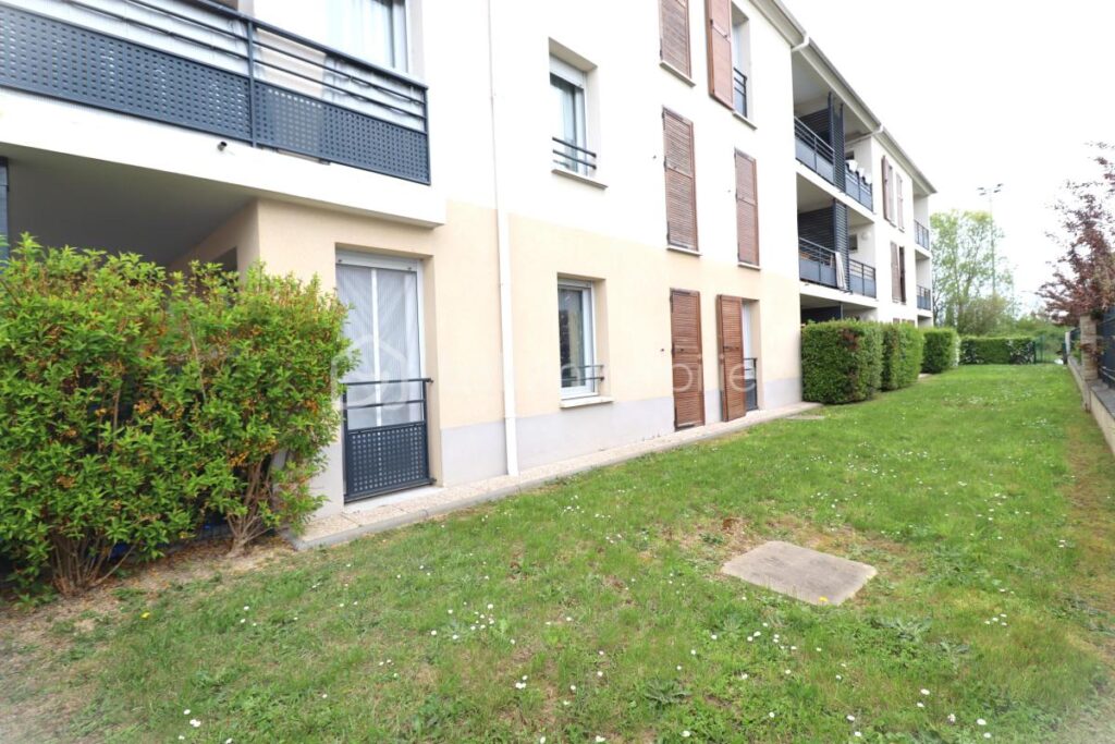 AGREABLE APPARTEMENT TRAVERSANT ET LUMINEUX ( 3 pieces 53 m² ) AVEC PLACE DE PARKING PRIVATIVE – 3 pièces – 2 chambres – 53 m²