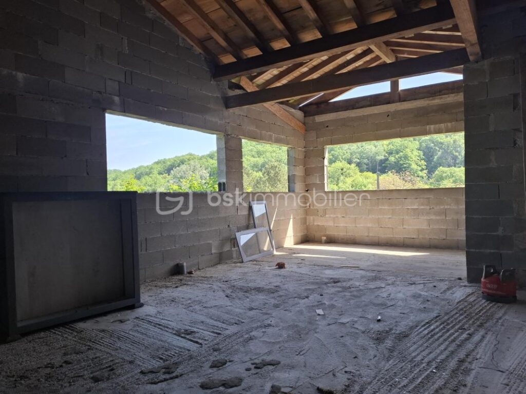 Maison à terminer de 160 m² – Vue campagne – Pessac-sur-Dordogne (33890) – 1 pièce – 4 chambres – 160 m²