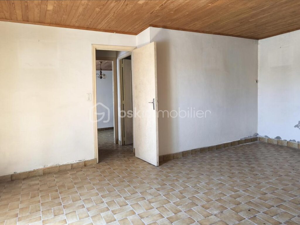 Longère en pierre 200 m² + dépendance – terrain 2 000 m² – A pied des sentiers côtiers – 6 pièces – 5 chambres – 200 m²