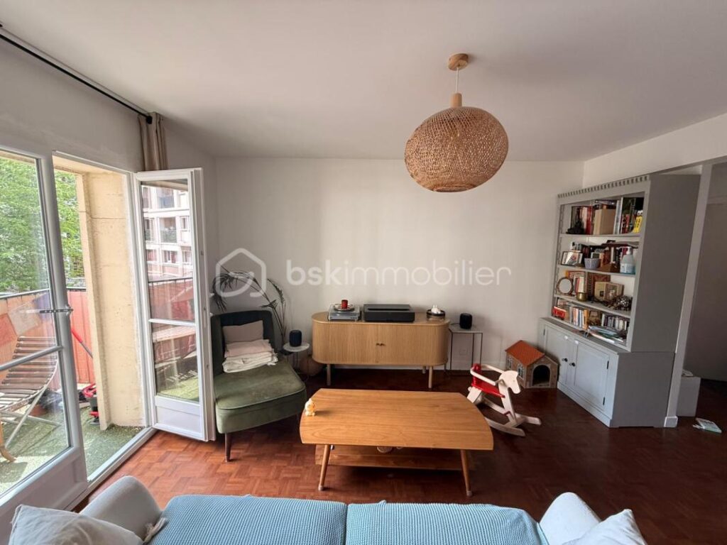 Pantin — Appartement 4 pièces traversant 69,47 m², en parfait état, balcon, cave et parking – 3 pièces – 2 chambres – 69 m²