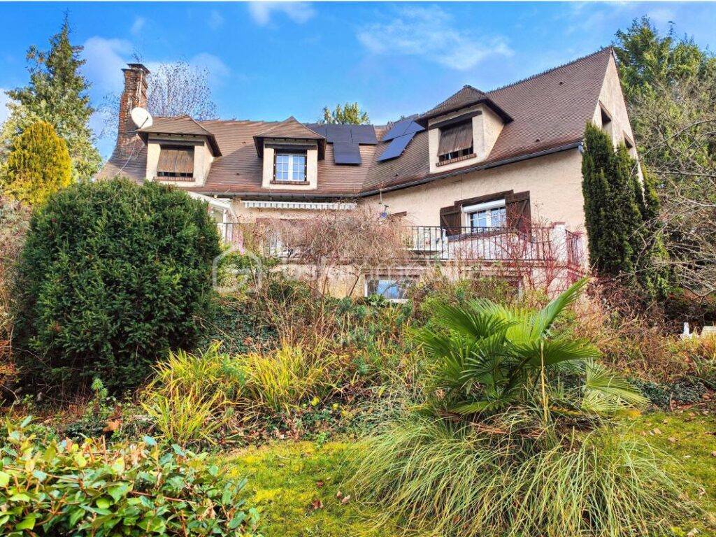 Belle maison familiale 5 ch dans un écrin boisé avec vue dégagée – 7 pièces – 5 chambres – 200 m²