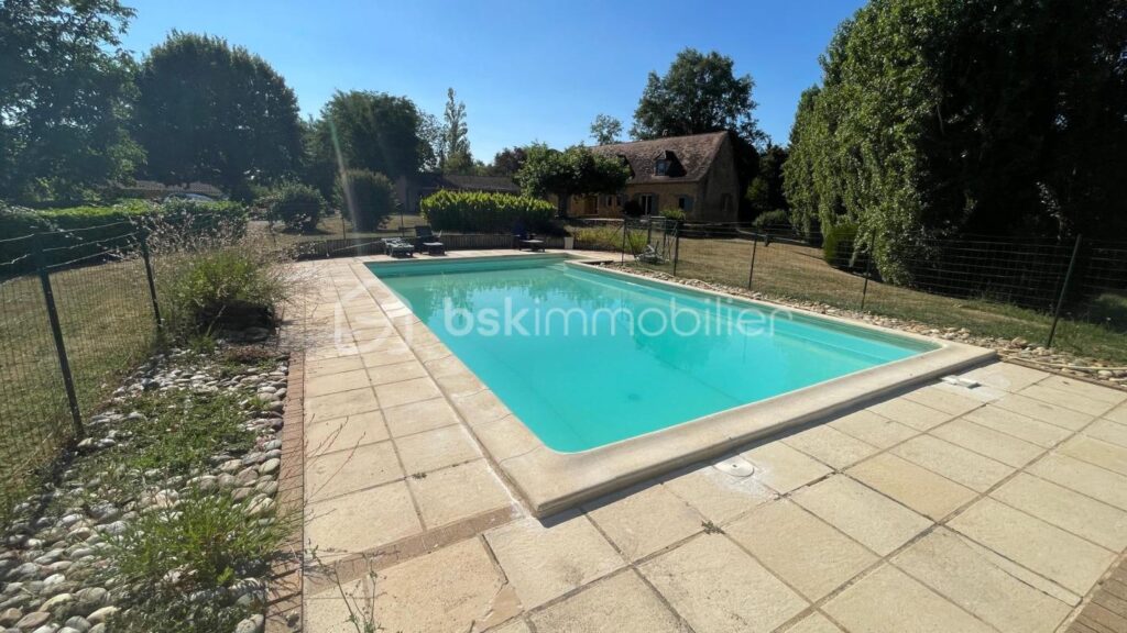 Propriété de 2 belles maisons de style Périgourdin avec piscine – 10 pièces – 6 chambres – 240 m²