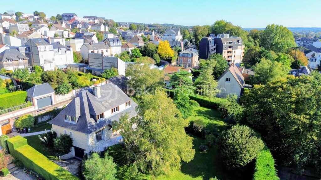Plein centre, maison familiale av 5 ch sous-sol et jardin clos arboré ! – 8 pièces – 4 chambres – 180 m²