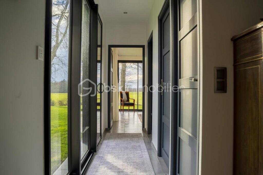 Maison d’architecte contemporaine lumineuse de 281m² proche du bourg de Chavagne – 6 pièces – 5 chambres – 281 m²