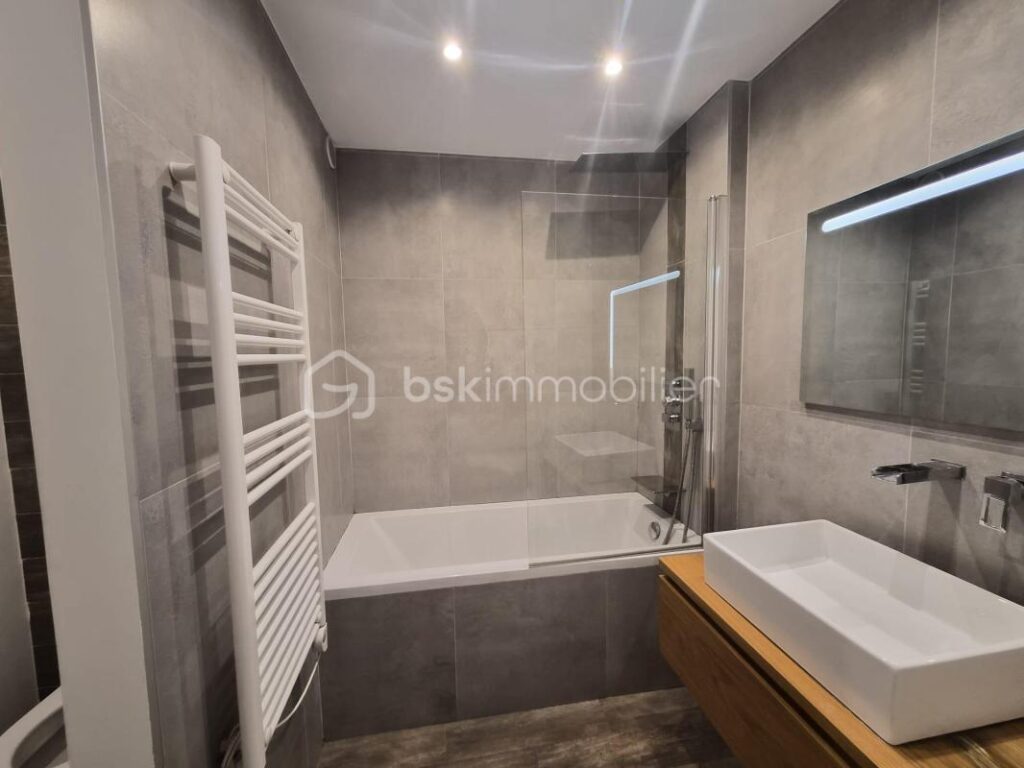 Magnifique 3 pièces entièrement refait avec grande terrasse – 3 pièces – 2 chambres – 65 m²