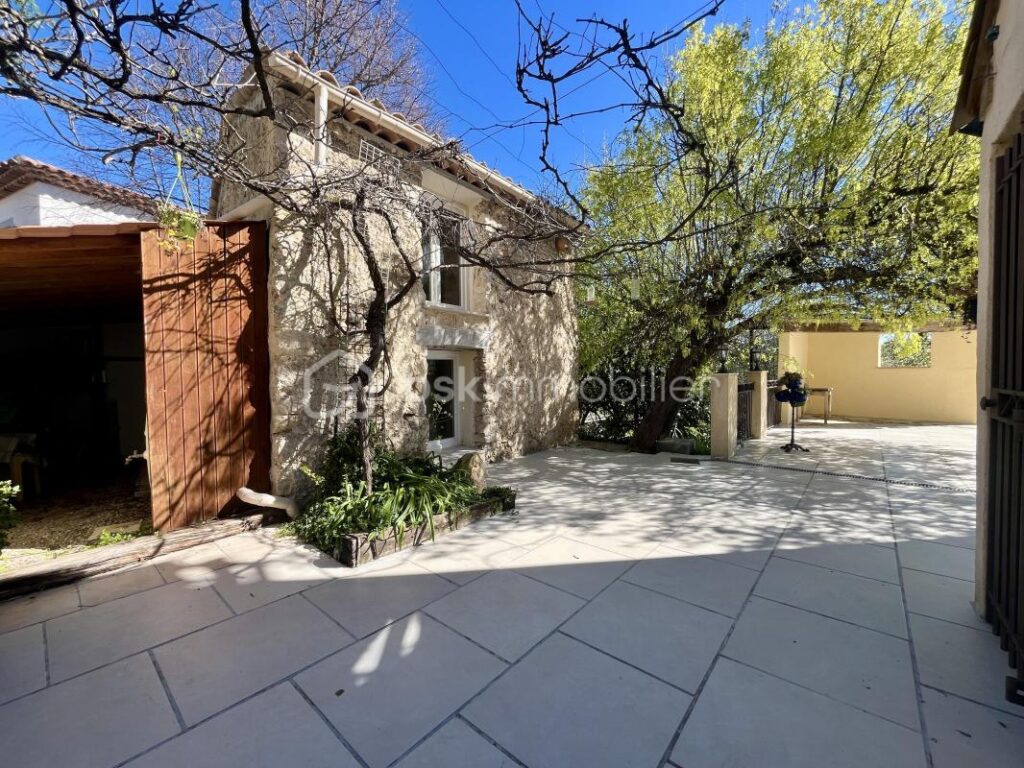 VILLA T4 + T2 – Saint Paul En Forêt – Vue exceptionnelle, au calme avec un fort potentiel ! – 6 pièces – 4 chambres – 145 m²