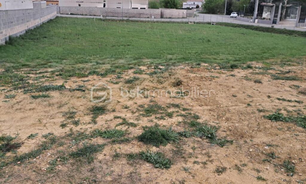 Très beau terrain constructible et viabilisé de 924m² – NR pièces – NR chambres – 924 m²