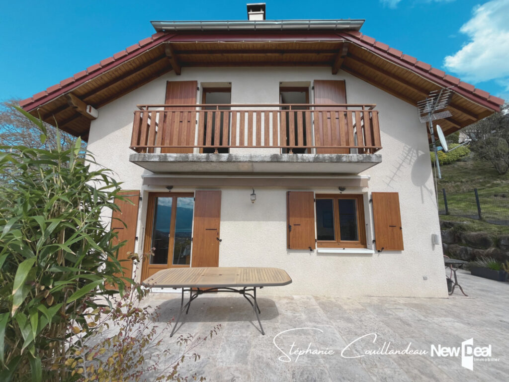 Jolie maison en parfait état avec grand terrain, piscine et belle vue lac à Grésy sur Aix – 5 pièces – 4 chambres – 119 m²