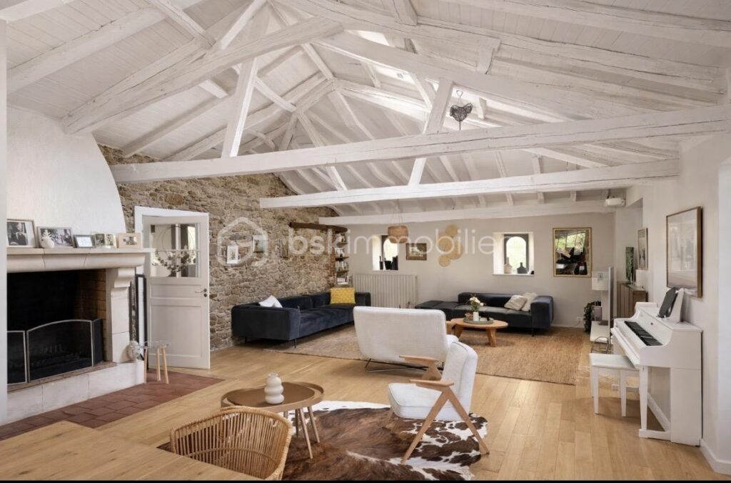 🏡 Longère d’exception – Propriété de prestige à Cholet – 397 m² – Parc d’1 hectare – 12 pièces – 5 chambres – 398 m²